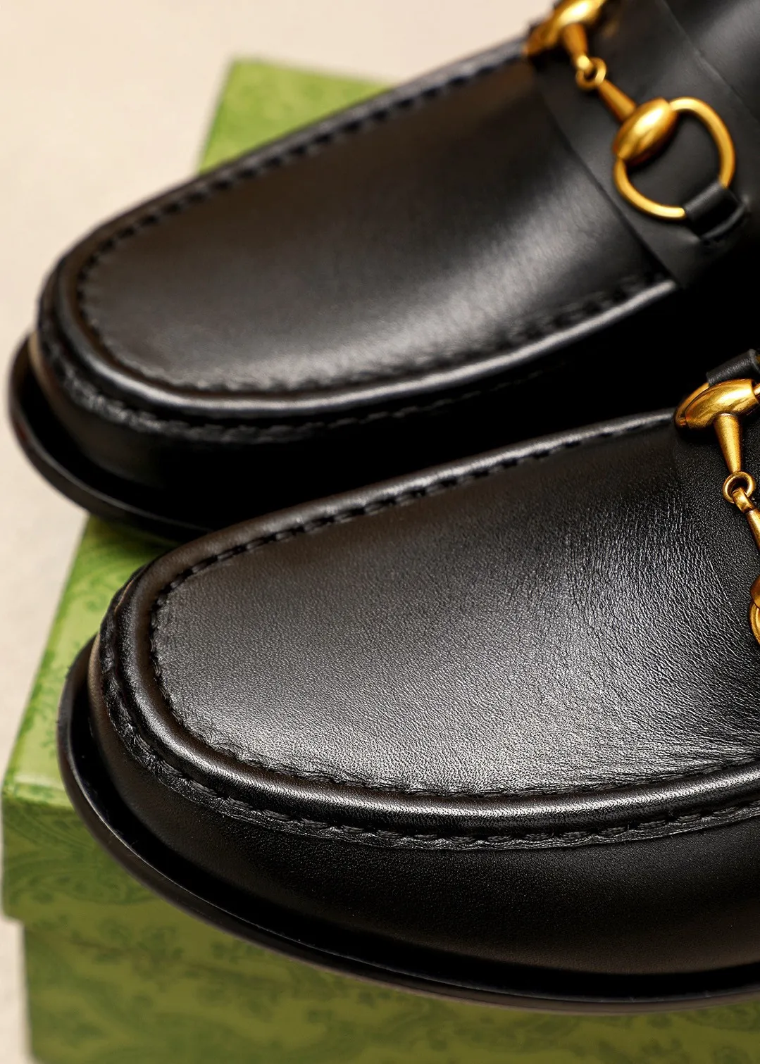 Men's shoes 💰480 💐 Product trademark: GUCCI "Gucci" casual leather shoes Regular size: 38-44 (45.46.47🉑️customized) Product materials: Selected imported first-layer calfskin upper + classic hardware buckle, imported cowhide leather lining. Strong three-dimensional visual effect, original combination outsole Color: 2⃣️colors available